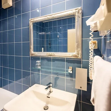 - Self-check-in Hotel 3*