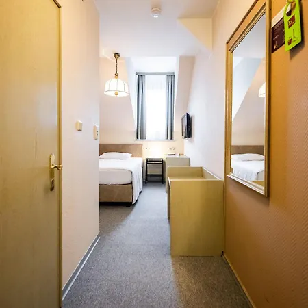 - Self-check-in Otel