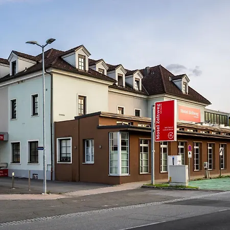 - Self-check-in فندق